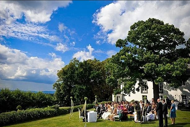 How to Choose Custom Wedding Signs for Outdoor Ceremonies and Unpredictable Weather